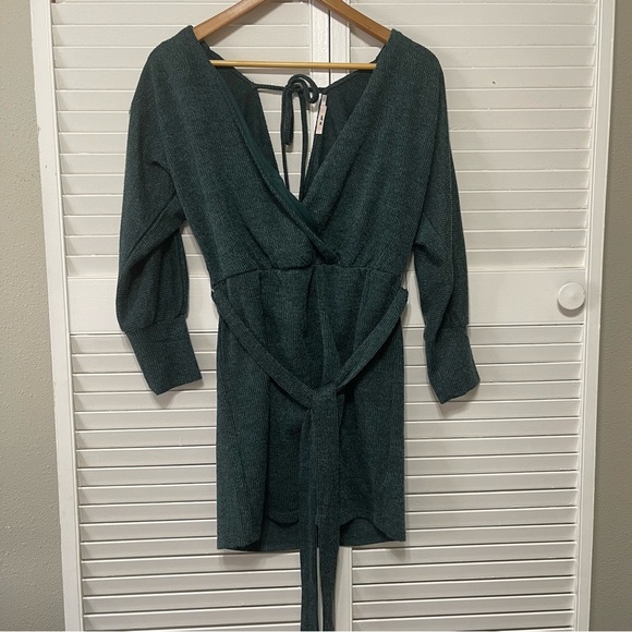 Francesca’s Mi Ami Open Back Wrap Green long sleeve Sweater Dress Sz L - Picture 2 of 4